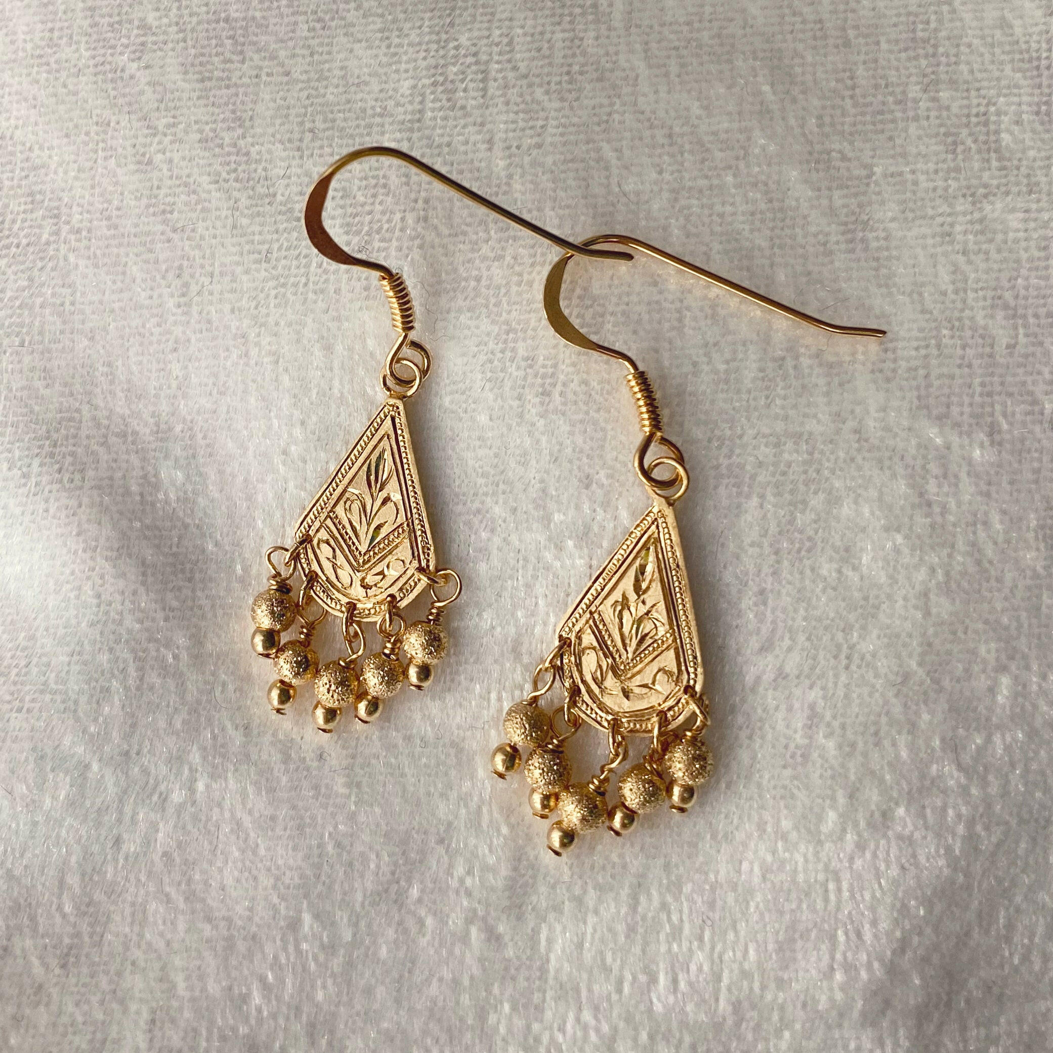 【手彫り1点もの】花紋様とミルグレイン｜シャラシャラピアス 〈しずく型〉