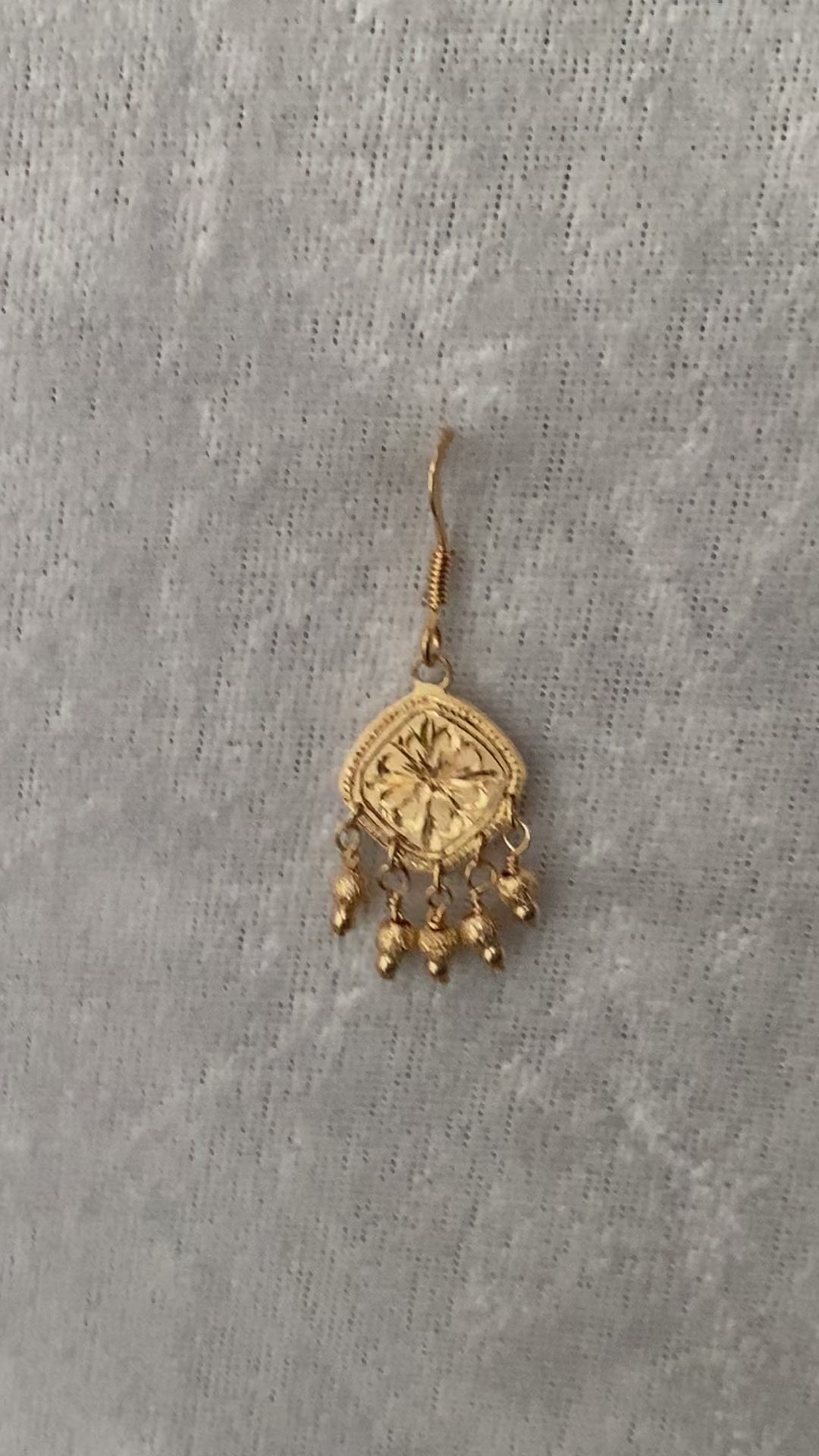 【手彫り１点もの】花紋様とミルグレイン｜シャラシャラピアス 〈クッション型〉