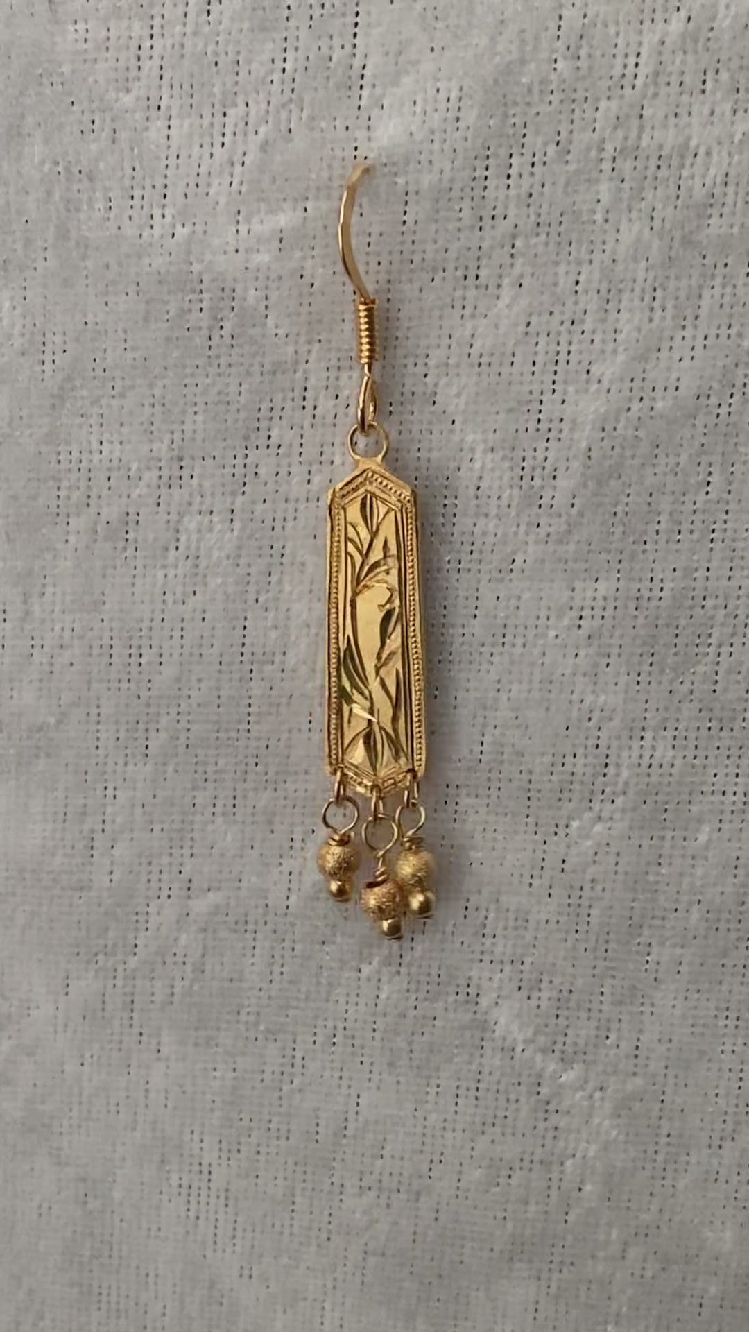 【タガネ手彫り１点もの】花模様とミルグレイン ｜シャラシャラピアス〈盾型〉