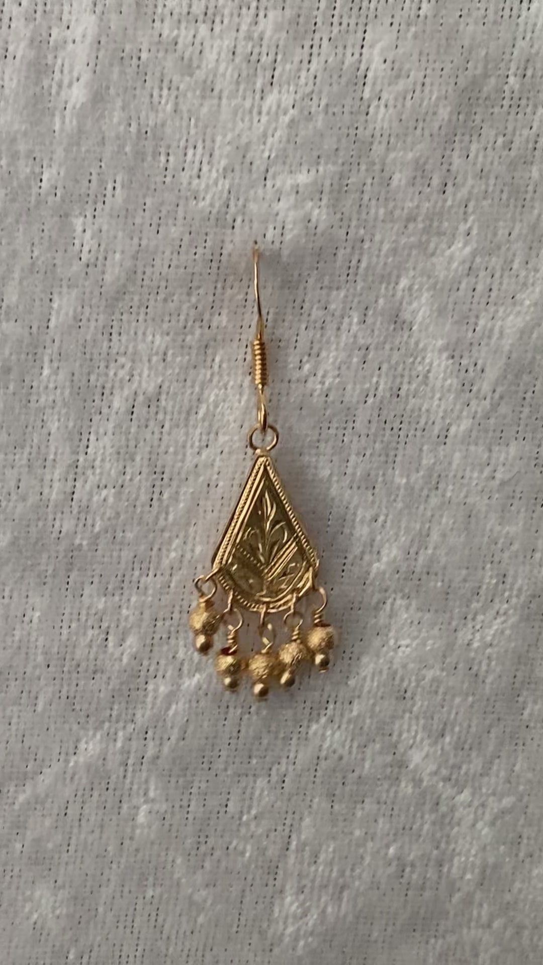 【手彫り1点もの】花紋様とミルグレイン｜シャラシャラピアス 〈しずく型〉