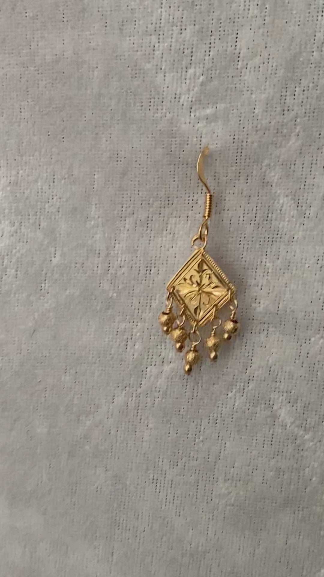 【タガネ手彫り１点もの】花模様とミルグレイン ｜シャラシャラピアス〈菱型〉